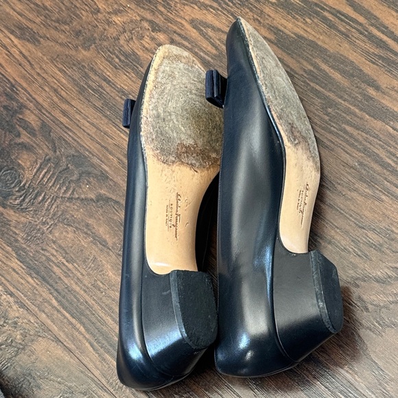 Salvatore Ferragamo Vintage Navy Leather Flats with Gold Accent, Sz 9.5, EUC - Picture 6 of 10